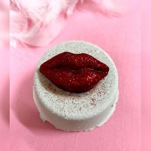 HUGS & KISSES BATH BOMB